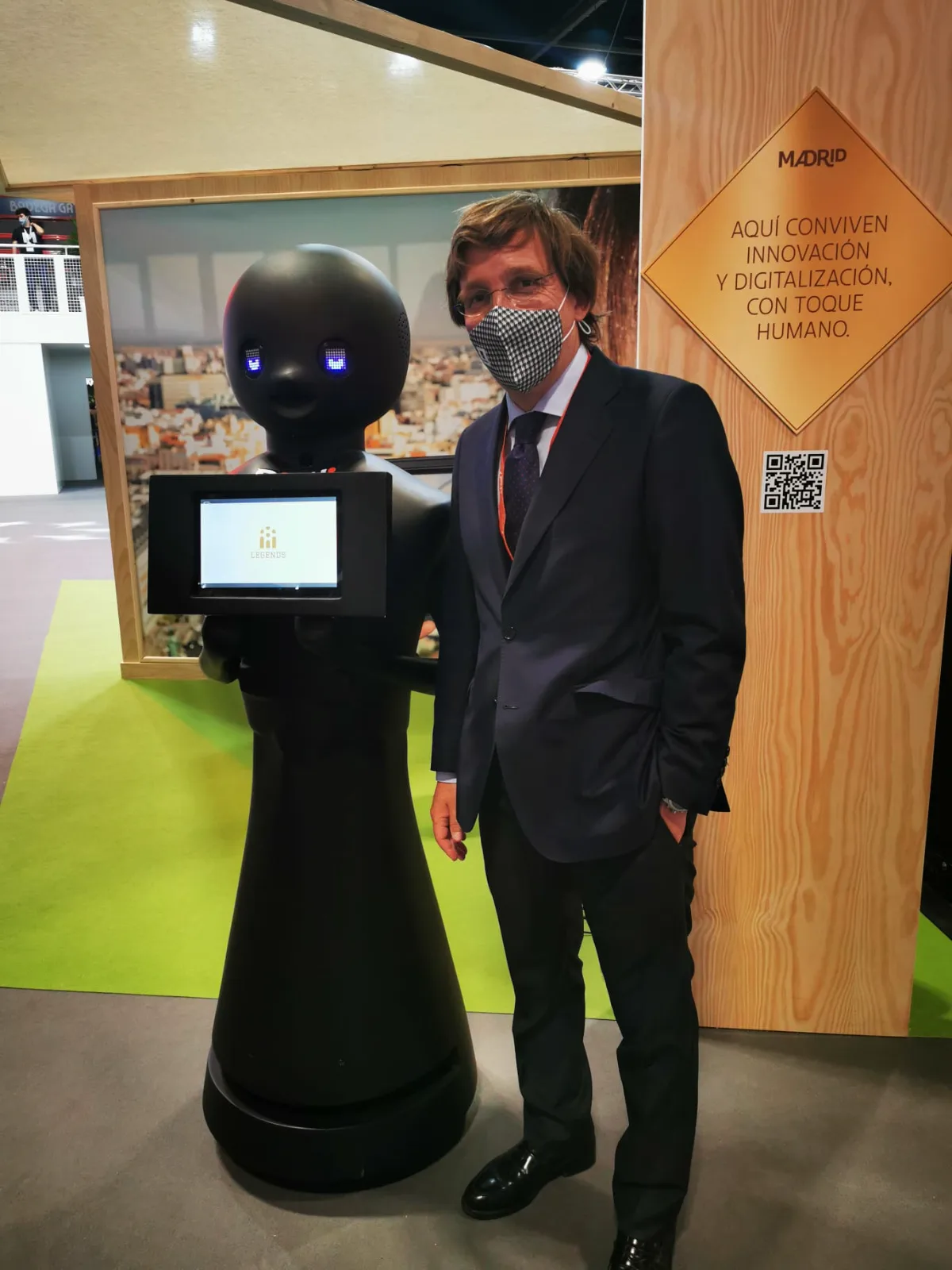 Alcalde de Madrid con robot Nova U en Tokyo