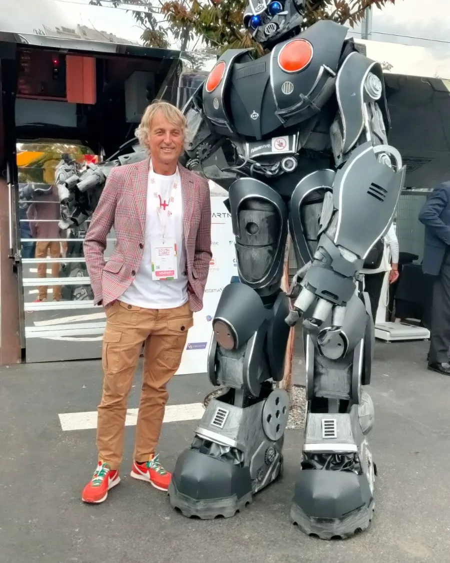 Roberto Menéndez con famoso en evento de robótica