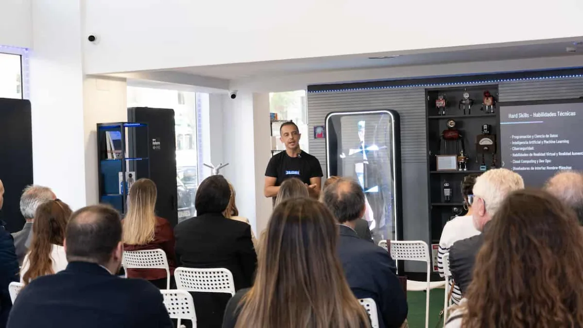 Conferencia Nova U con hologram box y robots