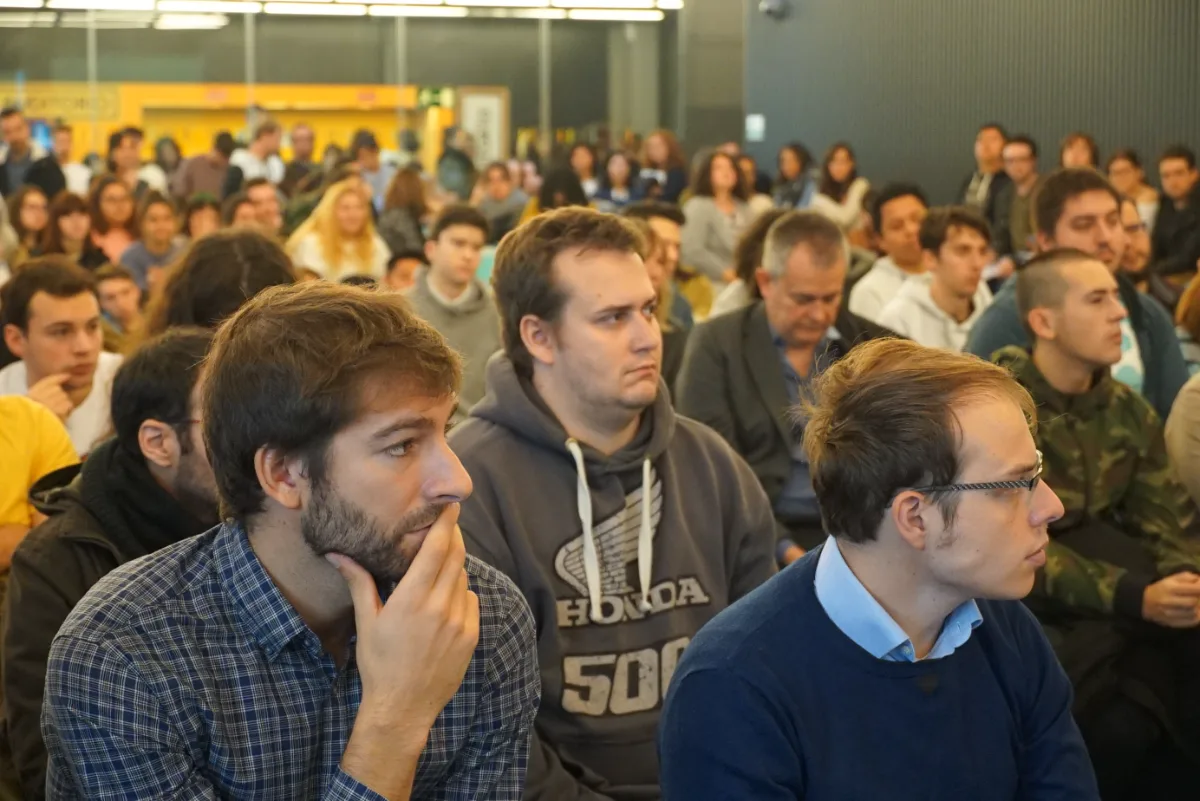 Evento Nova U con sala llena de asistentes