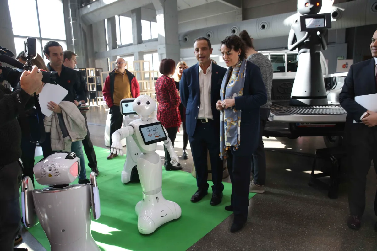 Roberto Menéndez con ministra y robot en evento oficial