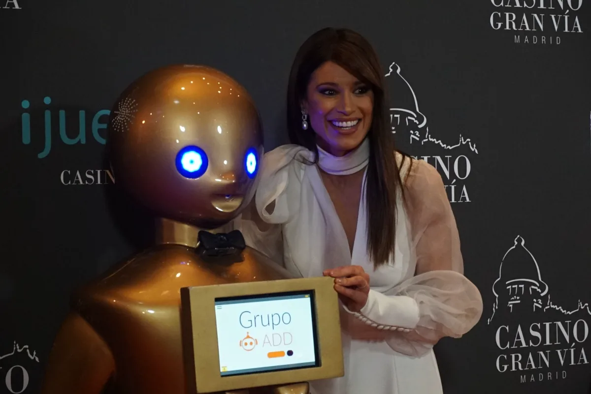 Robot Nova U en evento de tecnología en Tokyo